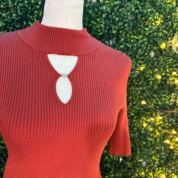 Carmen Marc Valvo Red Keyhole Blouse - Picture 3 of 5